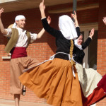 L’Esbart dansaire Sant Genís balla en el 18è aniversari de la residència Vilademany