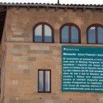 Un microconte d’Antoni Pladevall penjarà de la façana de la biblioteca el dia de Sant Jordi