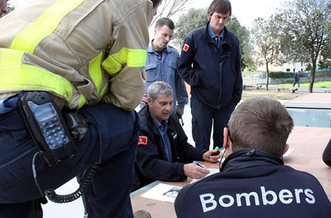 Foto:  ACN. Grup de bombers coordinant la recerca