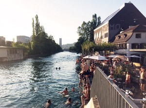 Ambient al costat del Limmat, el riu de Zürich, a l’estiu