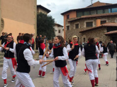 L’Esbart dansaire Sant Genís obre la tradicional ballada de bastons per Pasqua a tothom