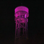 El Dipòsit de can Costa estrena il·luminació vestint-se de lila
